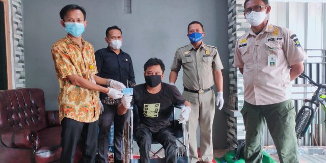 Disdukcapil Kabupaten Tangerang Serahkan E- KTP FIKRI Penyandang Cacat
