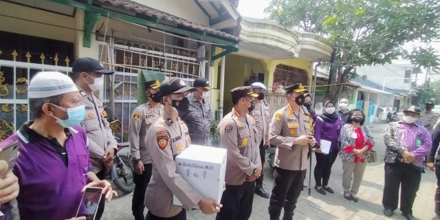 Hari Ke-13 PPKM Darurat, Polda Banten Bagikan 110.05 ton Beras kepada Ribuan Masyarakat