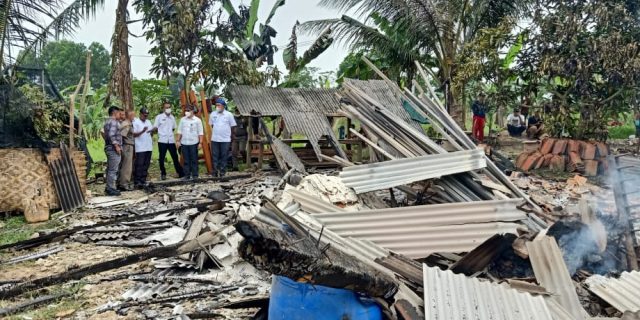 Korban Kebakaran di Desa Sangiang Tanjung Dapat Bantuan Dari Kecamatan Kalanganyar
